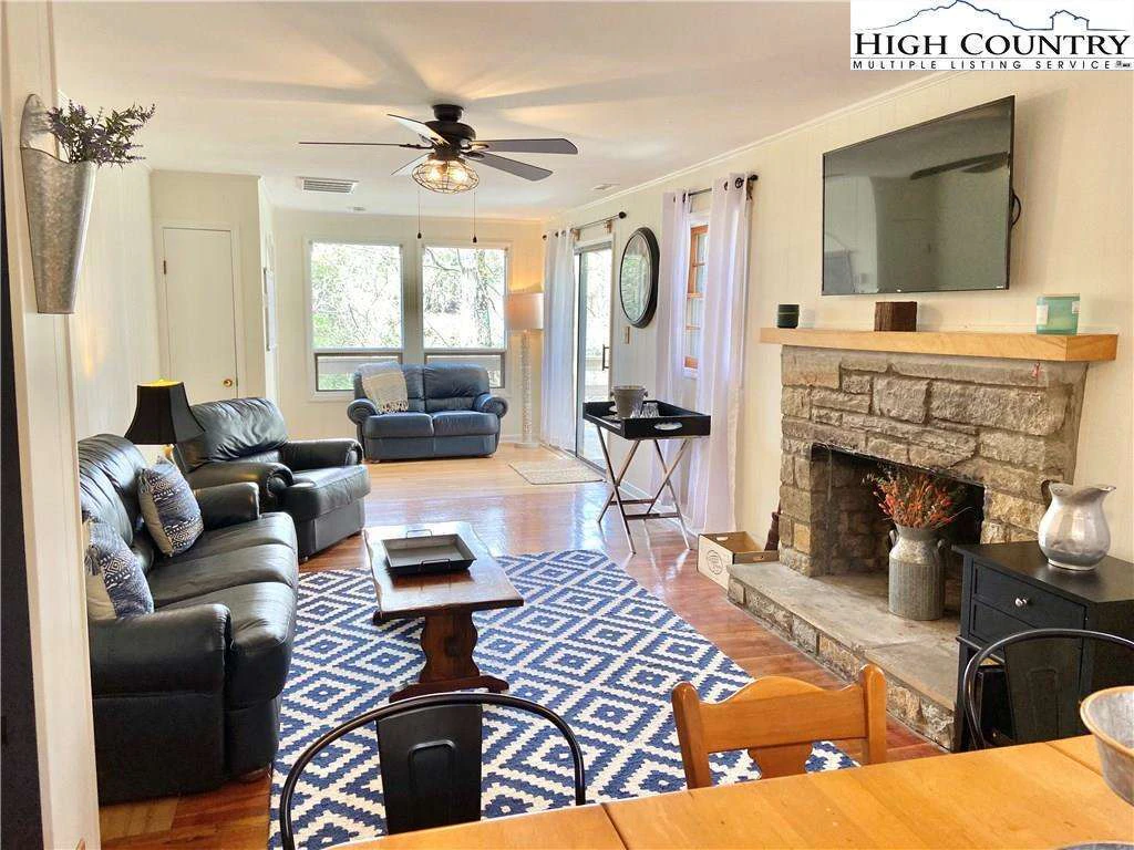 Image number 4 for the current listing