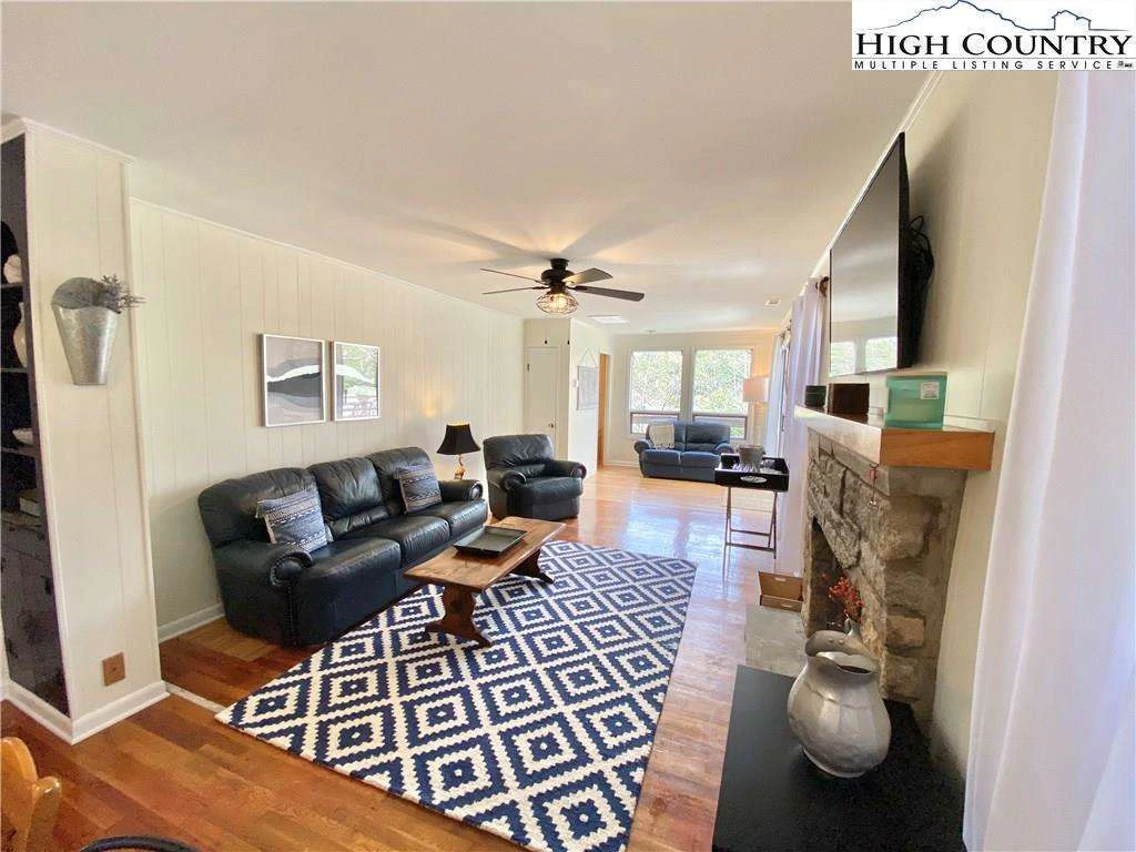 Image number 5 for the current listing