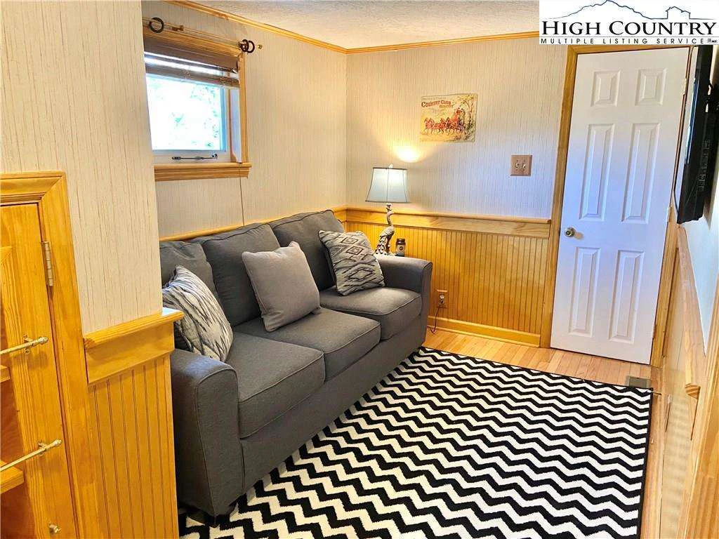 Image number 2 for the current listing