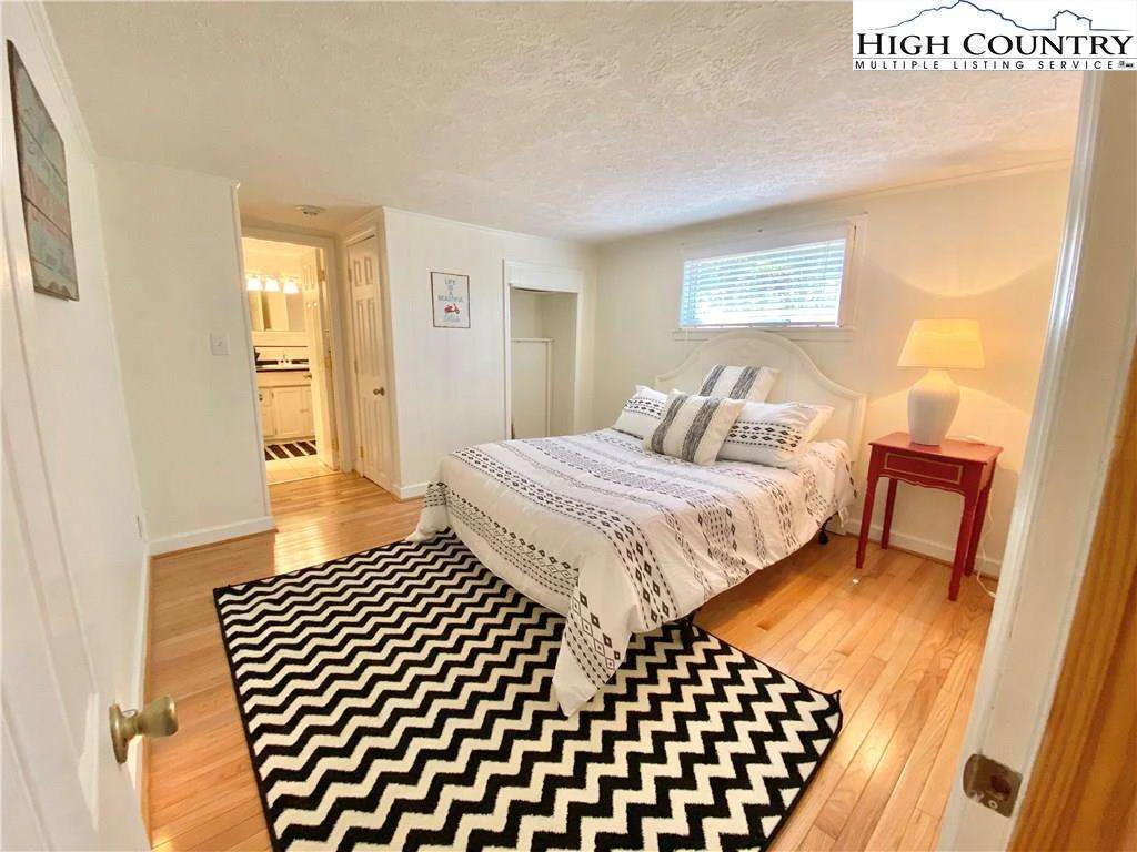 Image number 12 for the current listing