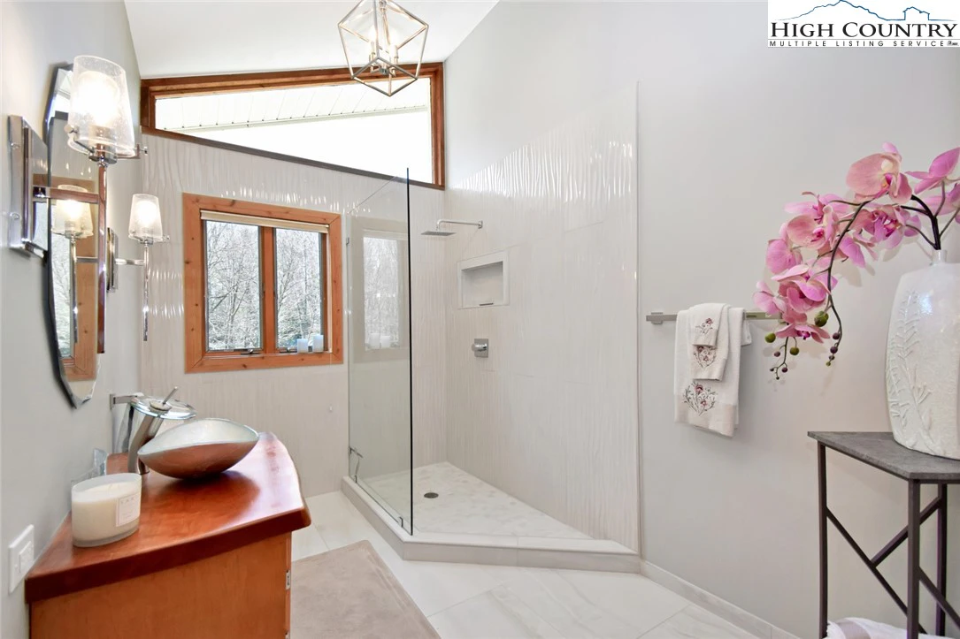 Image number 2 for the current listing