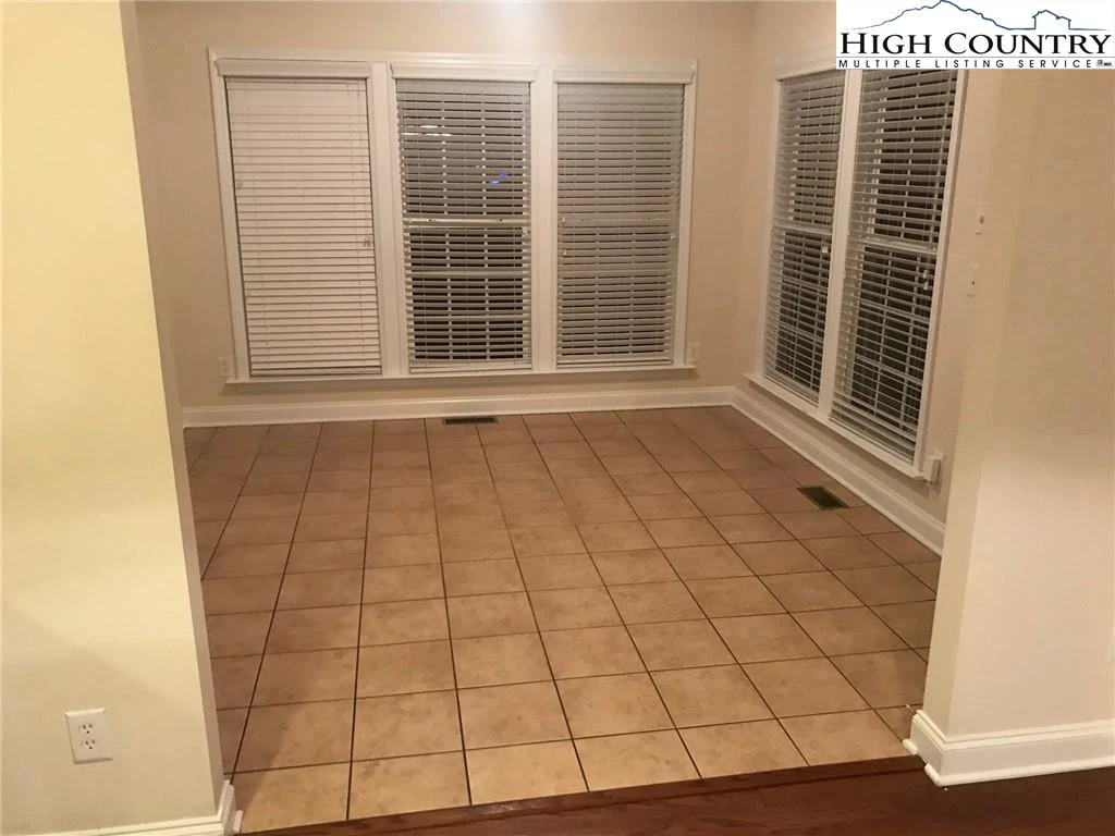 Image number 4 for the current listing