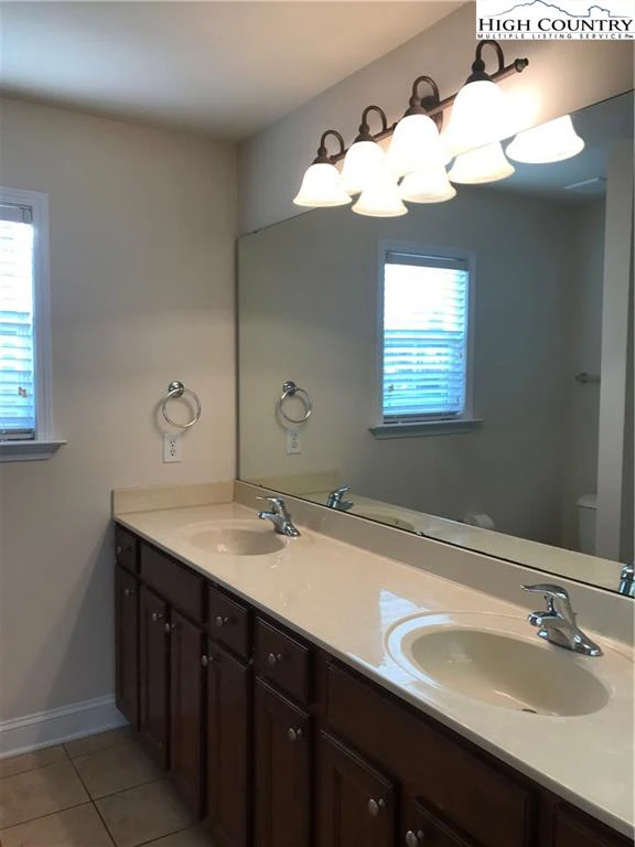 Image number 2 for the current listing