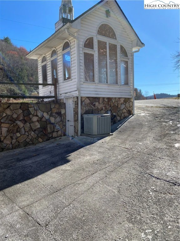 Image number 14 for the current listing