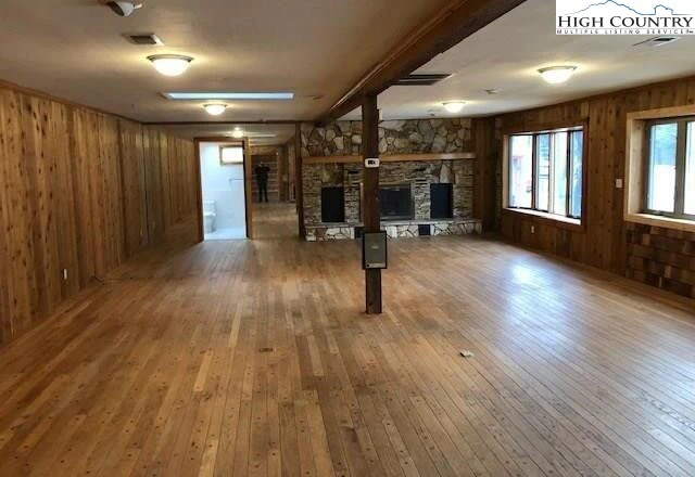 Image number 9 for the current listing