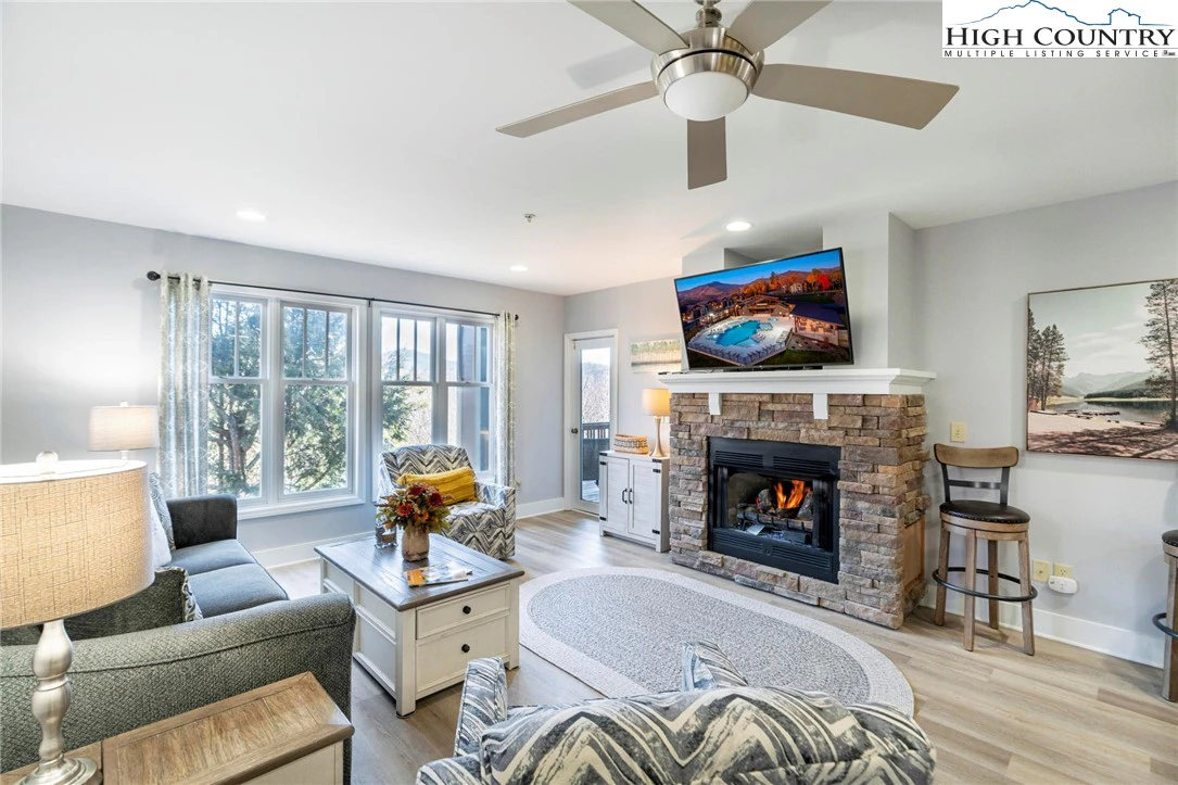 Image number 19 for the current listing
