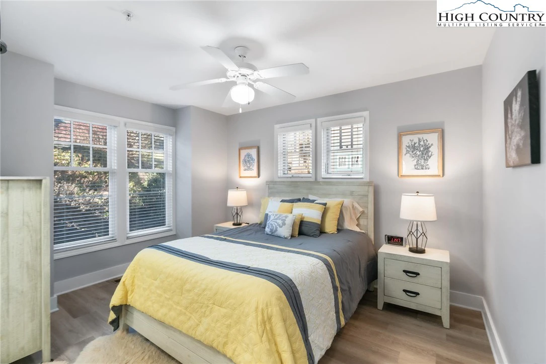 Image number 4 for the current listing