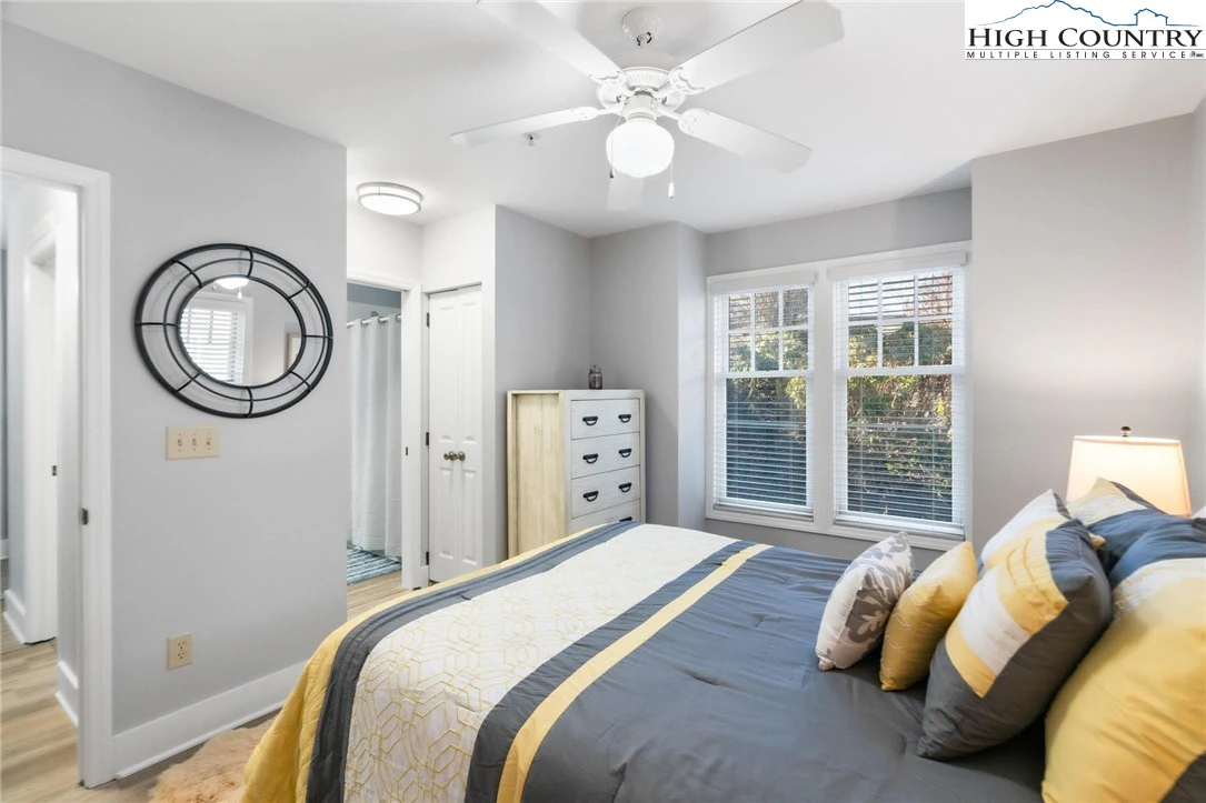 Image number 5 for the current listing