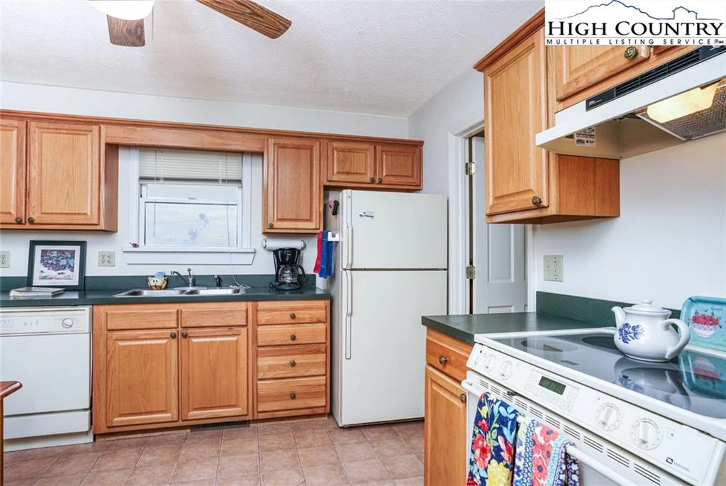 Image number 11 for the current listing