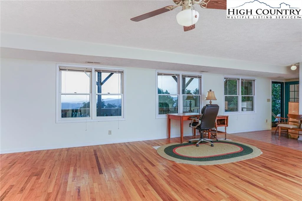 Image number 4 for the current listing