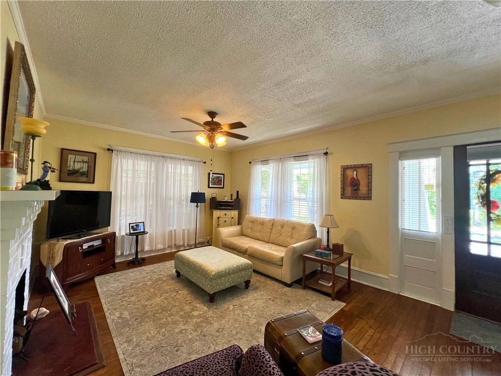 Image number 6 for the current listing