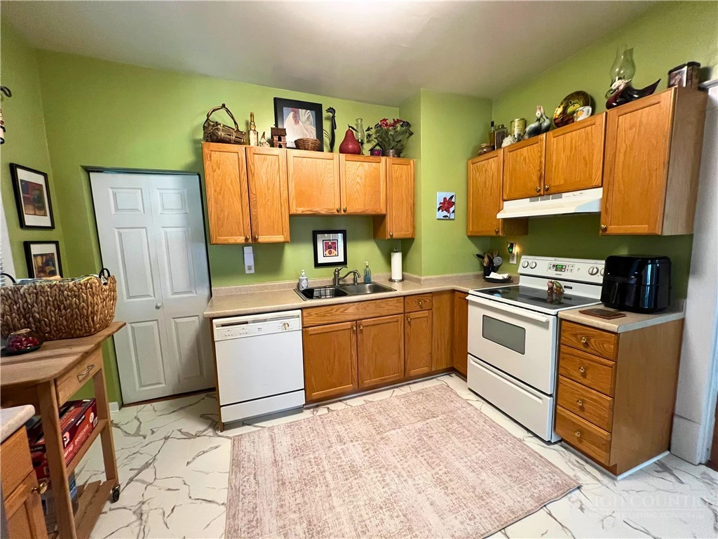 Image number 10 for the current listing