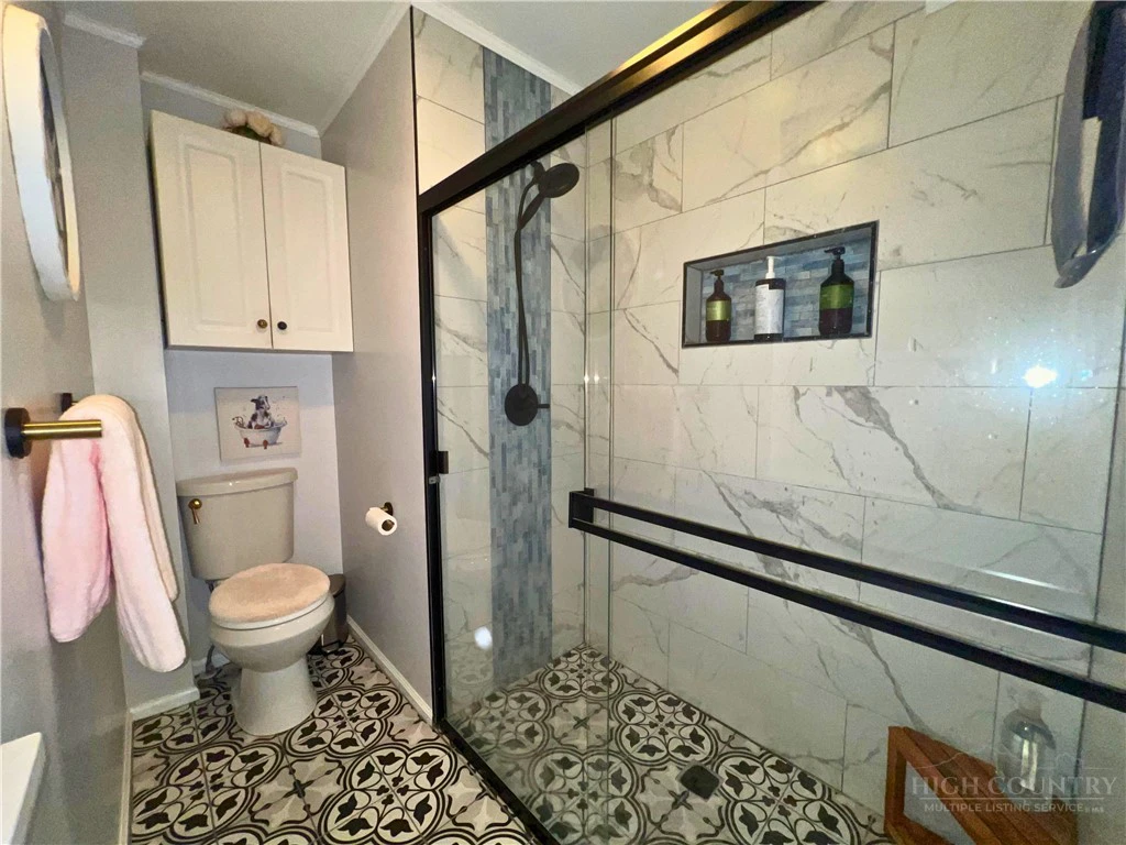 Image number 15 for the current listing