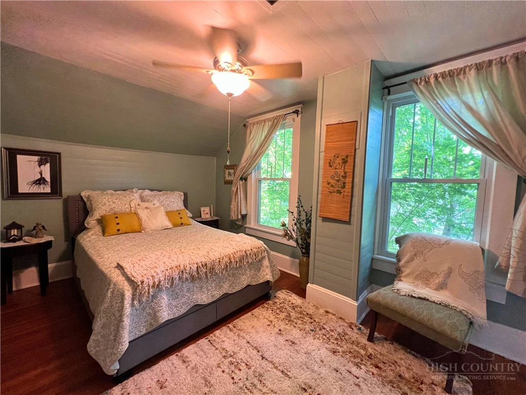 Image number 19 for the current listing