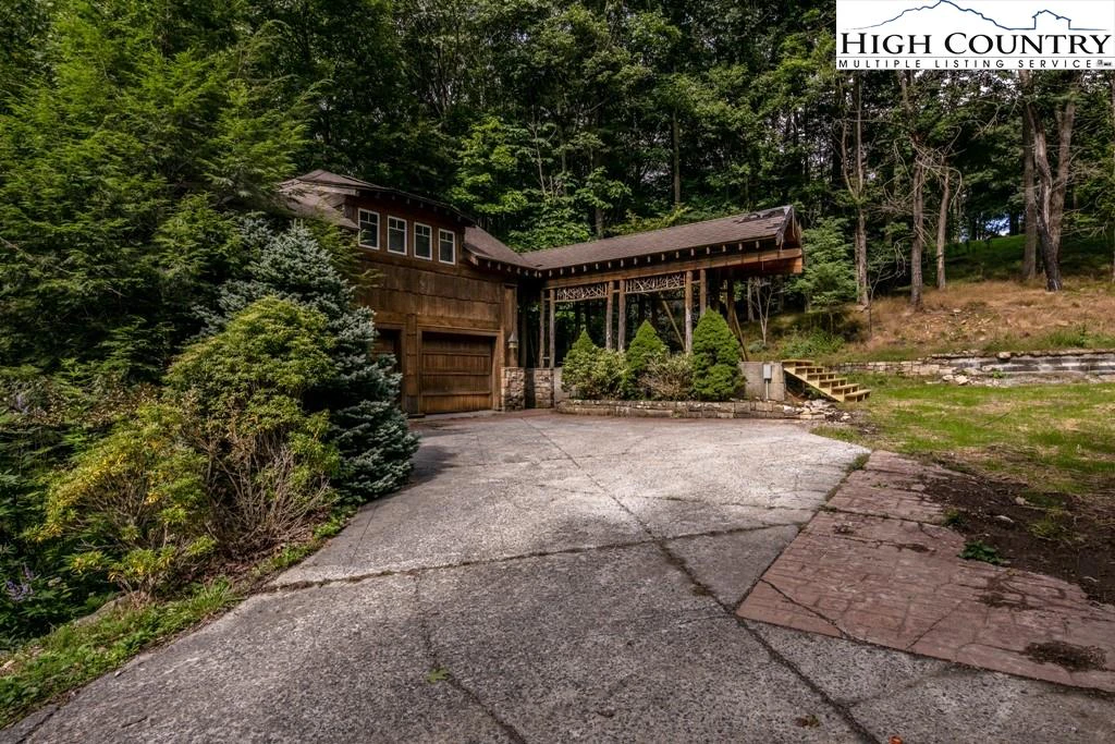 Image number 1 for the current listing