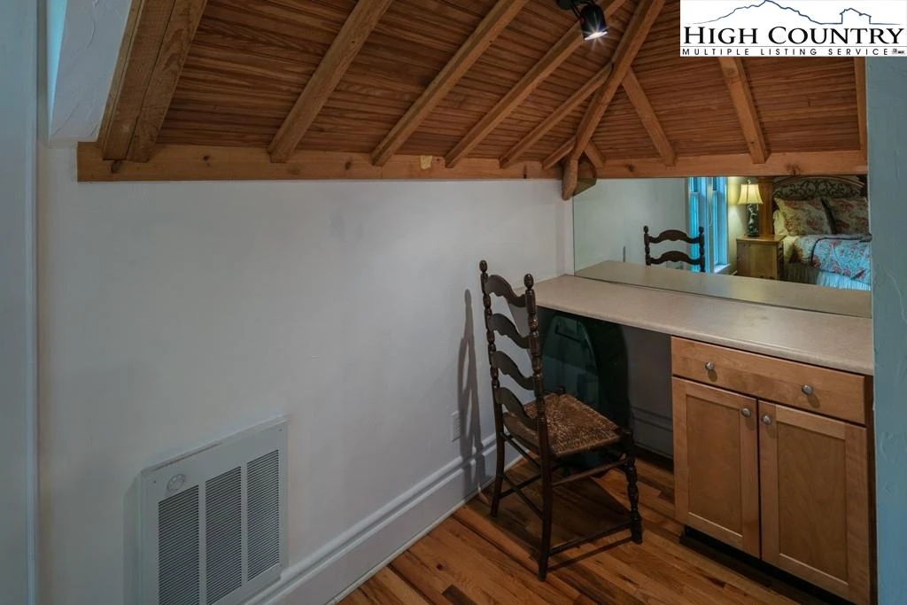 Image number 13 for the current listing