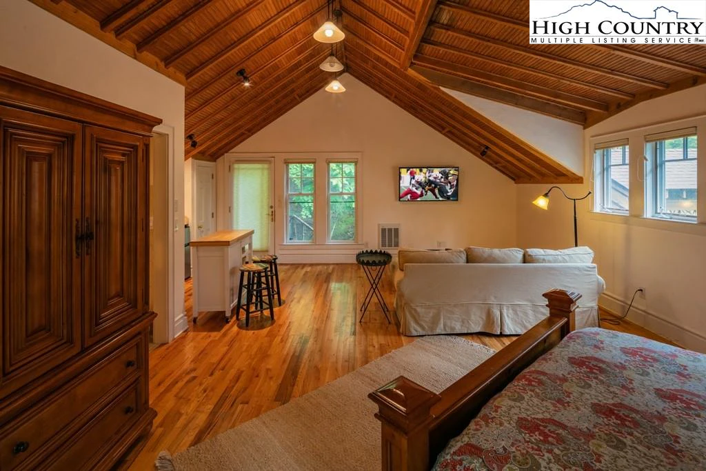 Image number 14 for the current listing