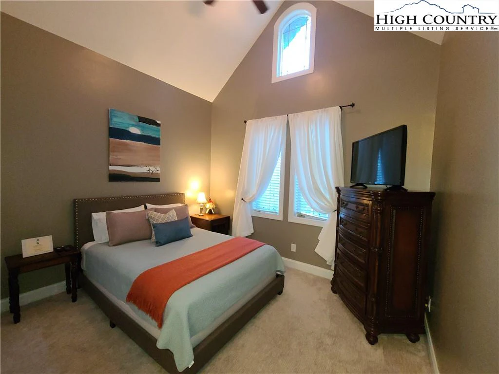 Image number 4 for the current listing