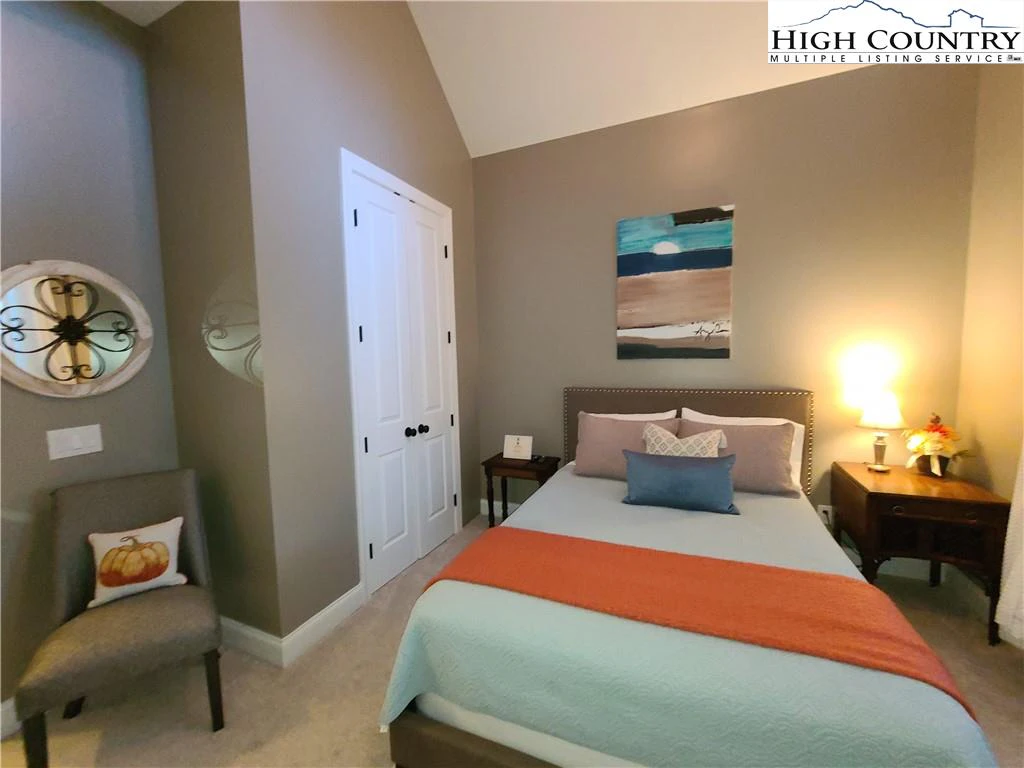 Image number 5 for the current listing