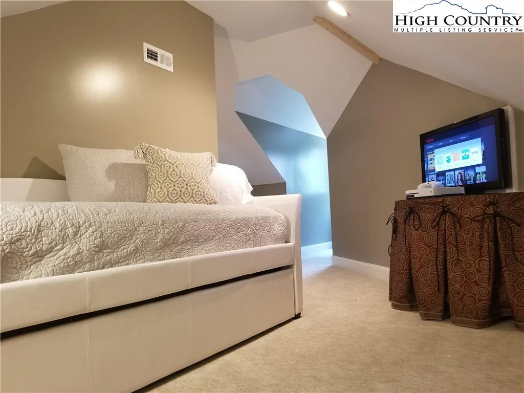 Image number 2 for the current listing