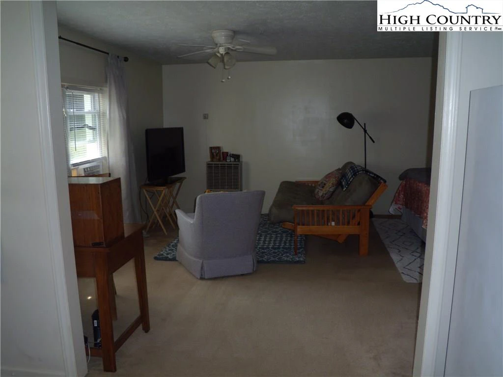 Image number 9 for the current listing