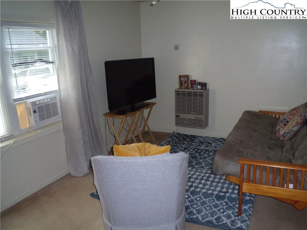 Image number 4 for the current listing