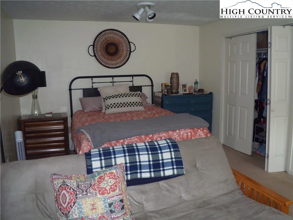 Image number 3 for the current listing