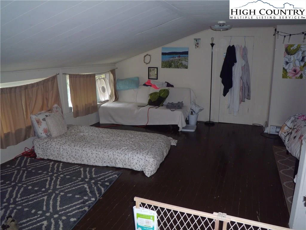 Image number 18 for the current listing
