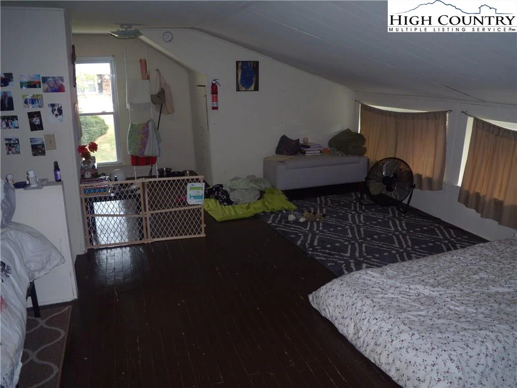 Image number 17 for the current listing