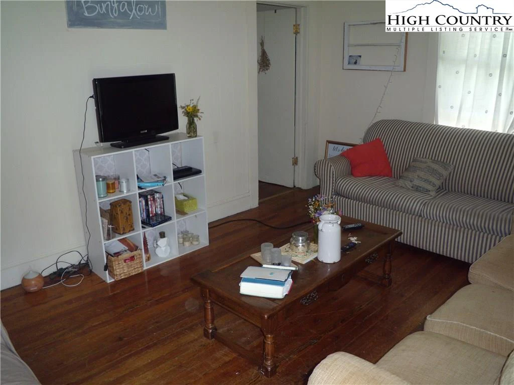 Image number 15 for the current listing