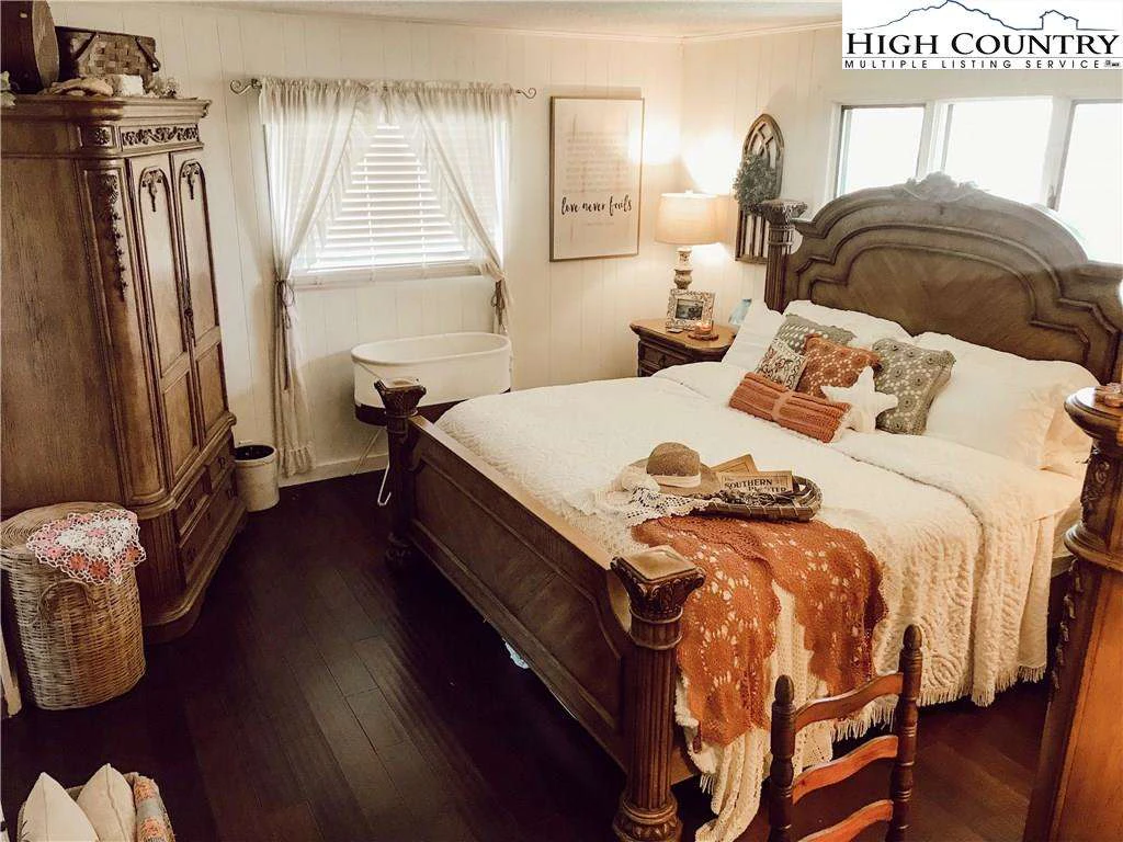 Image number 11 for the current listing