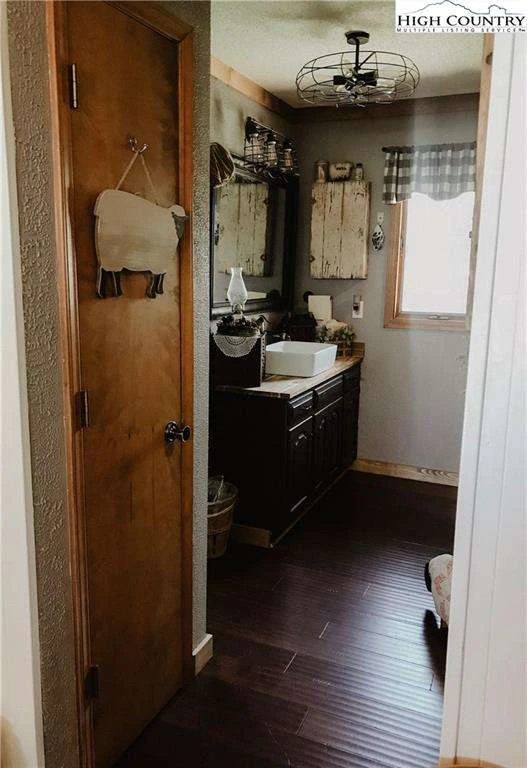 Image number 8 for the current listing