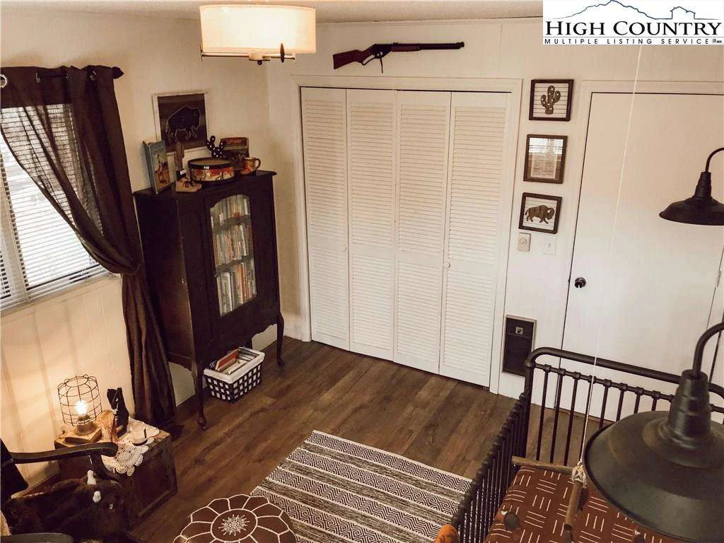 Image number 19 for the current listing