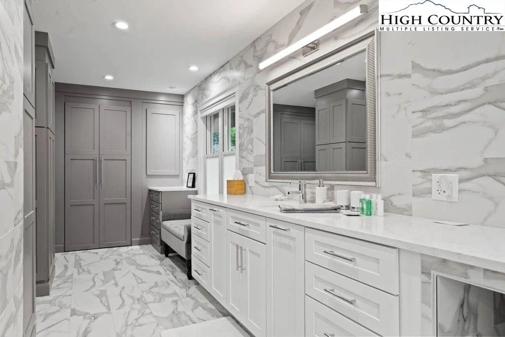 Image number 14 for the current listing