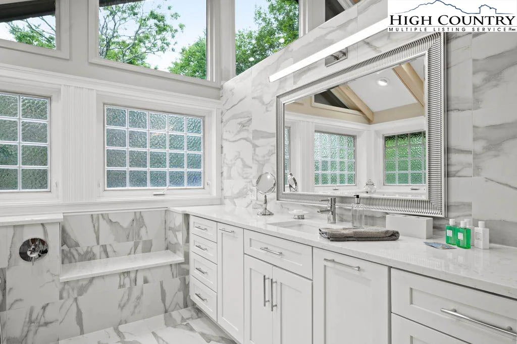 Image number 3 for the current listing