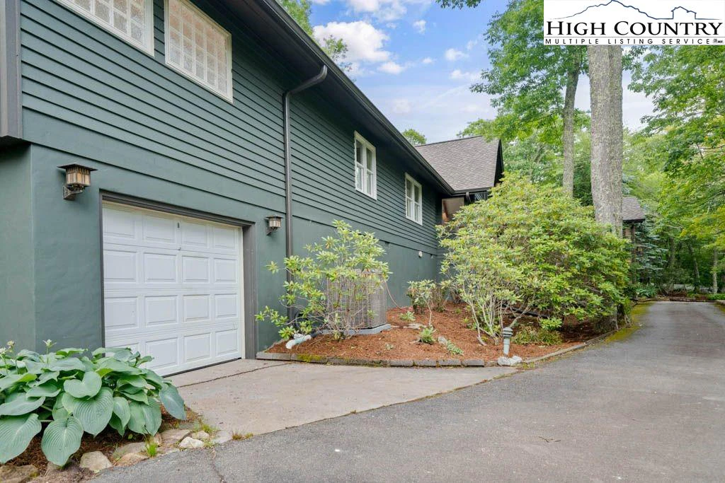 Image number 2 for the current listing