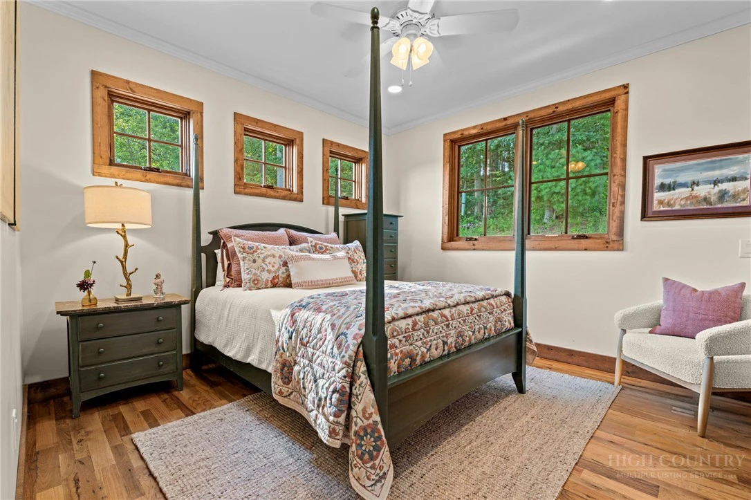 Image number 21 for the current listing