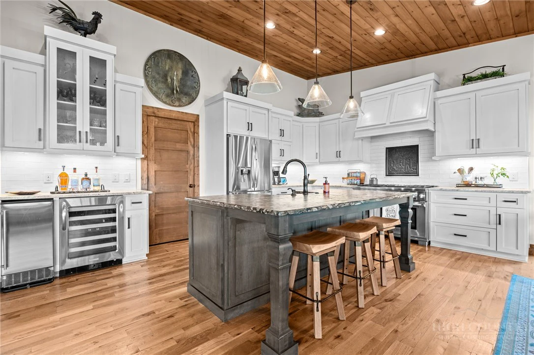 Image number 15 for the current listing