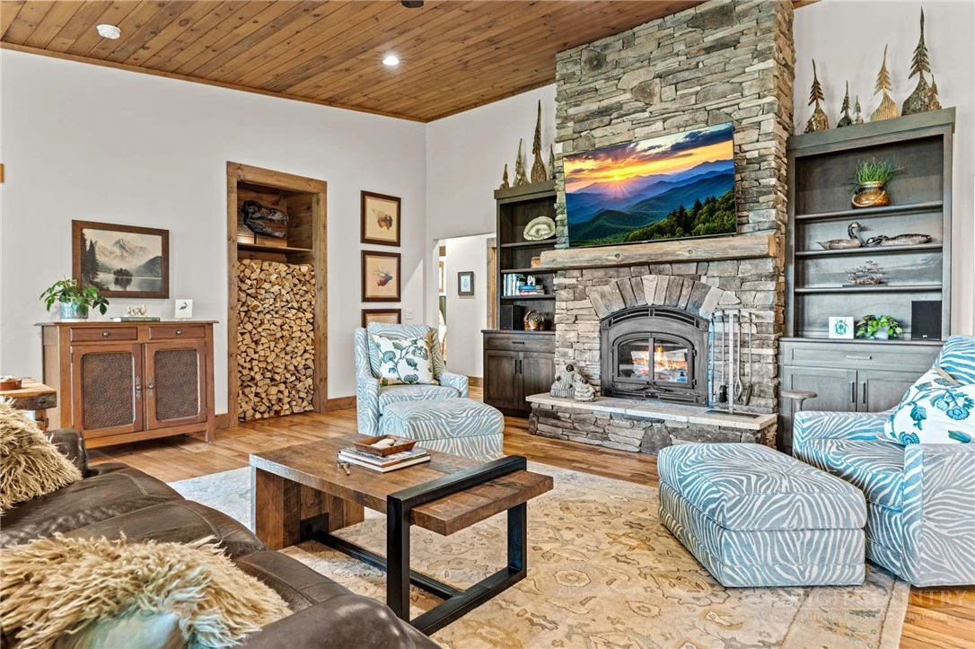 Image number 11 for the current listing
