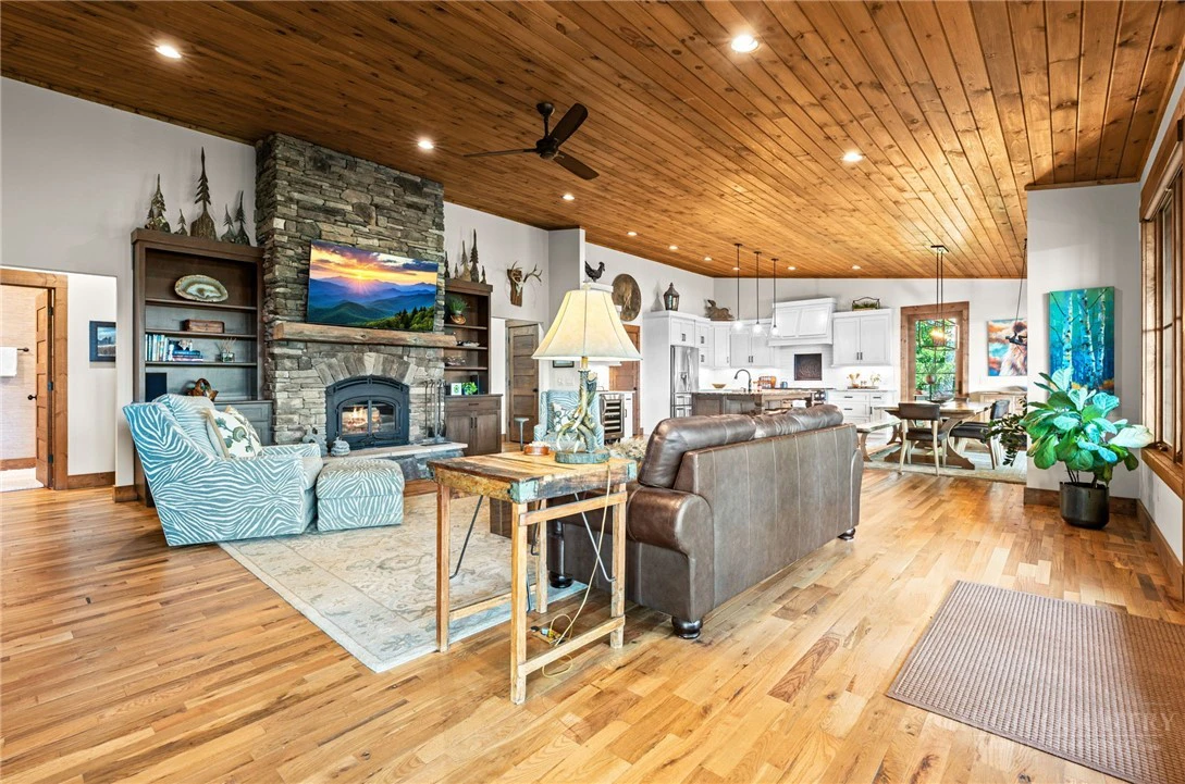 Image number 12 for the current listing