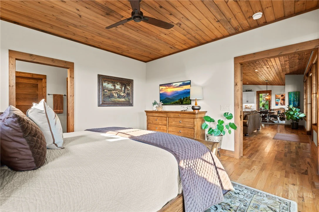Image number 18 for the current listing