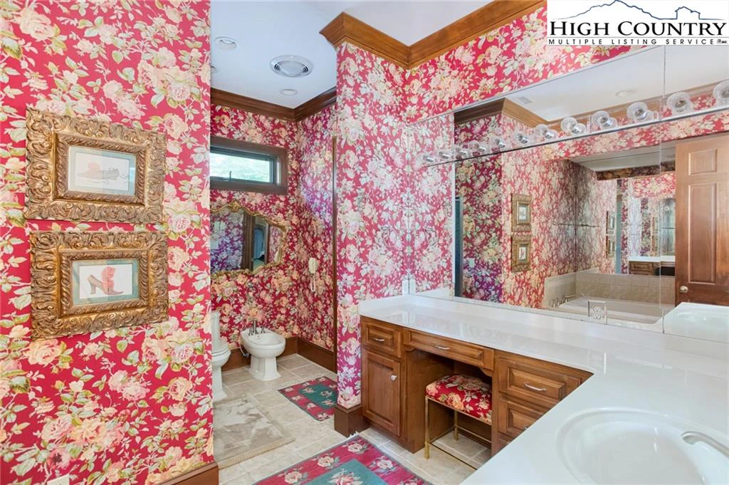 Image number 8 for the current listing