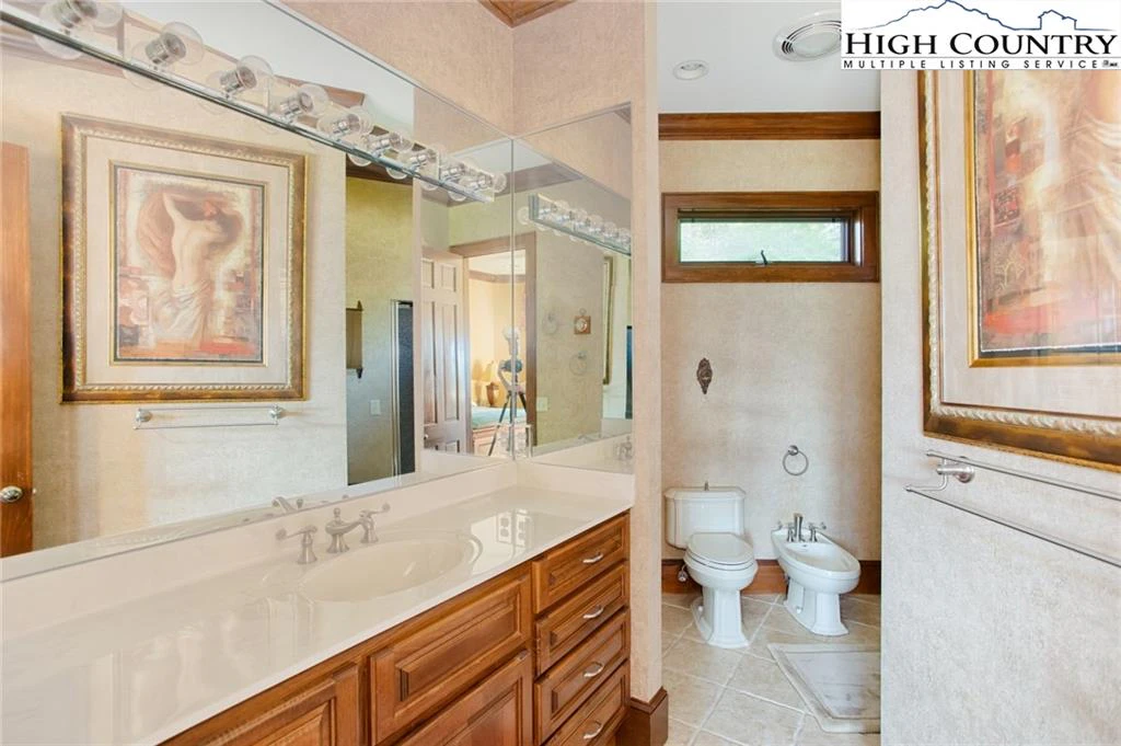 Image number 9 for the current listing
