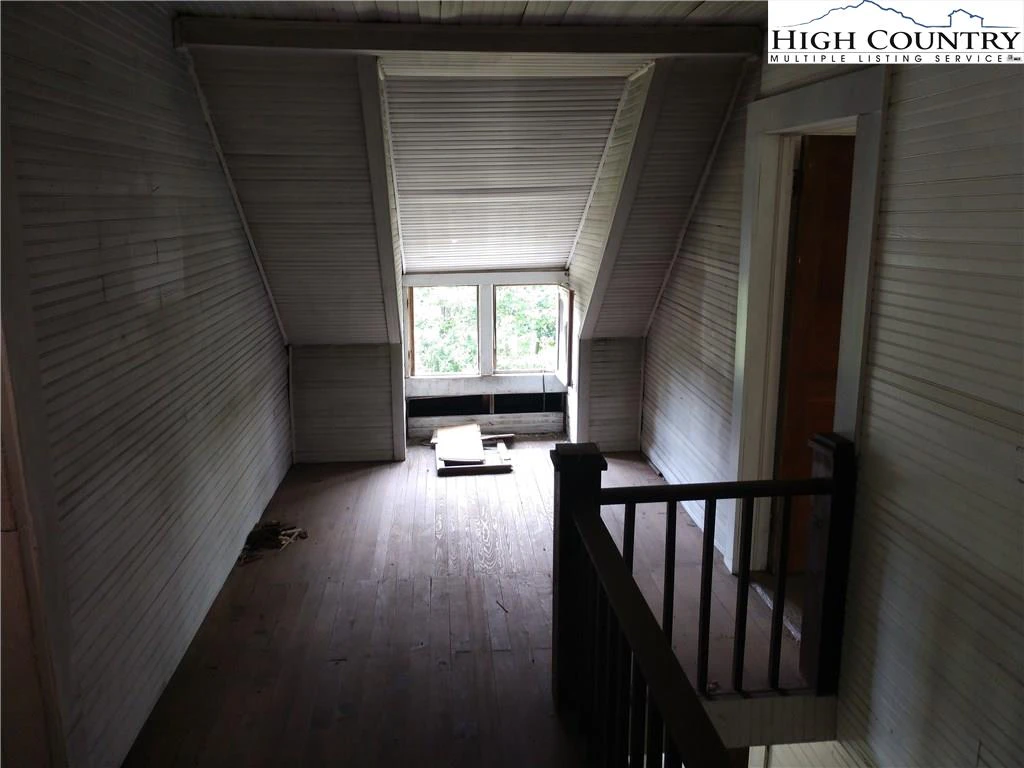 Image number 9 for the current listing