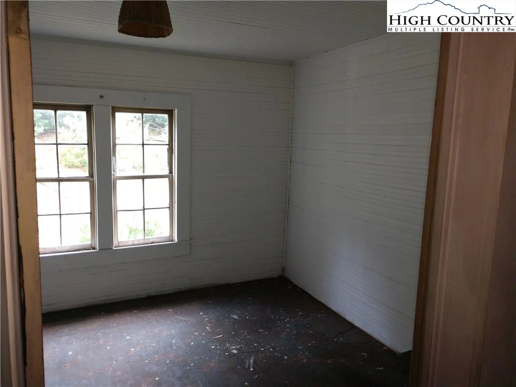 Image number 17 for the current listing