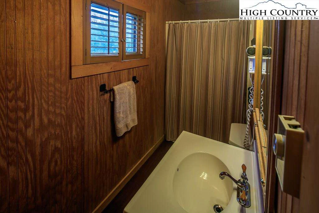 Image number 9 for the current listing