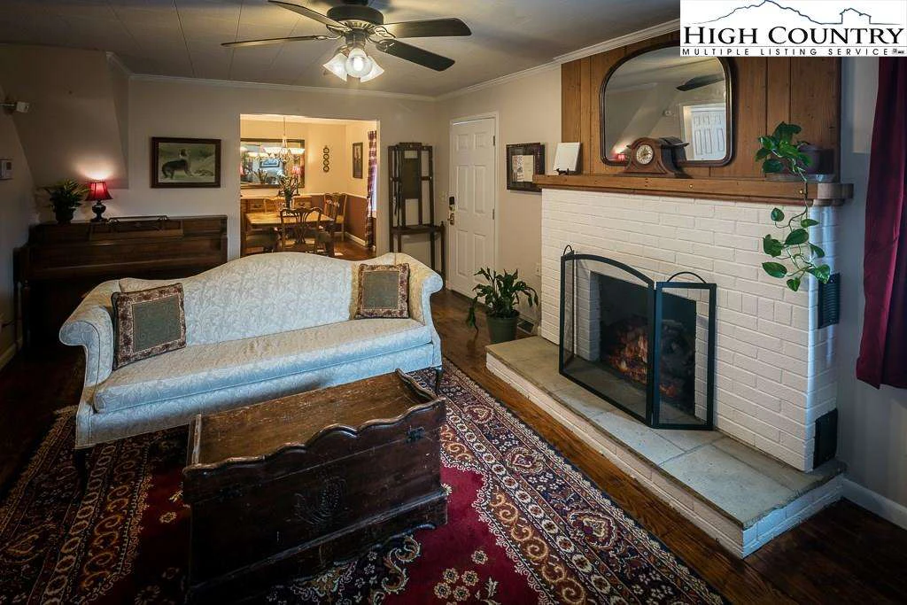 Image number 18 for the current listing