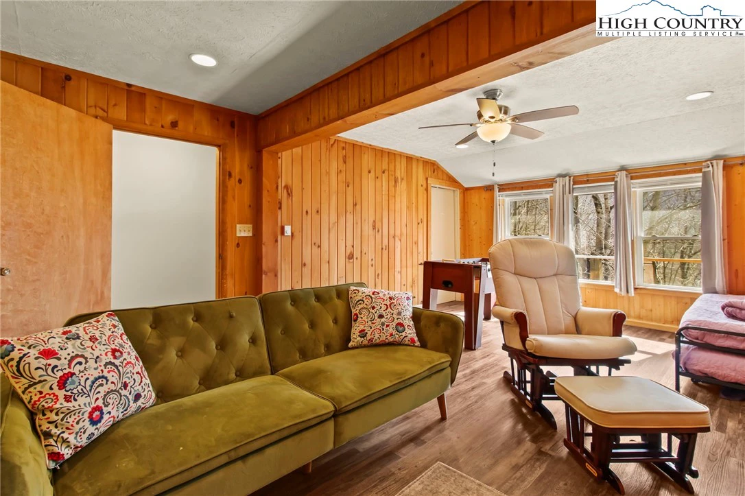 Image number 19 for the current listing