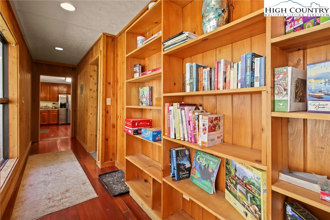 Image number 15 for the current listing