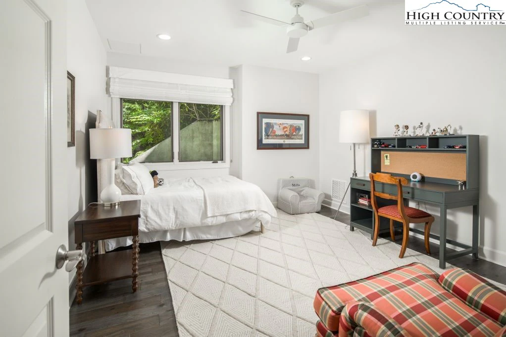 Image number 5 for the current listing
